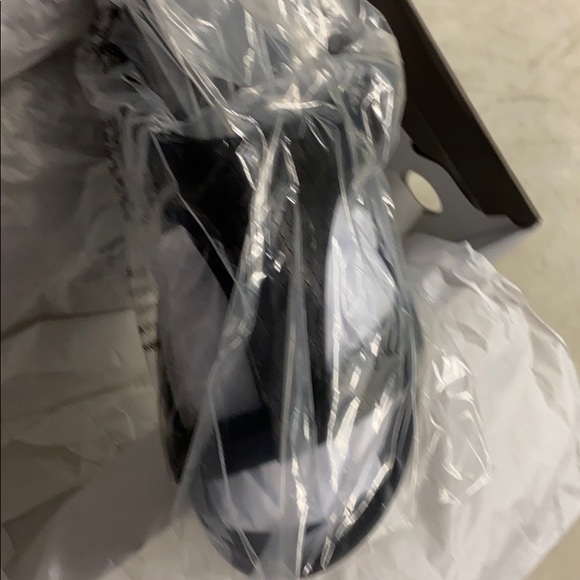 New VIONIC Adjustable Embossed Platform Sandals - Picture 2 of 5